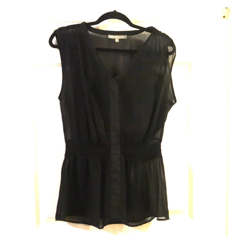 Sleeveless sheet black top.